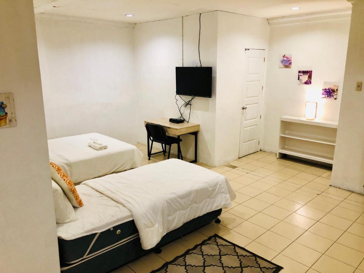 The White Bed And Breakfast Баколод Номер фото