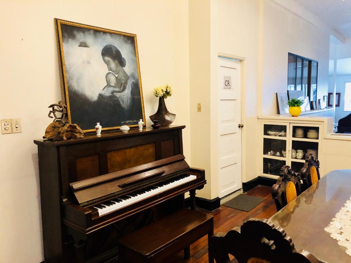 The White Bed And Breakfast Баколод Экстерьер фото